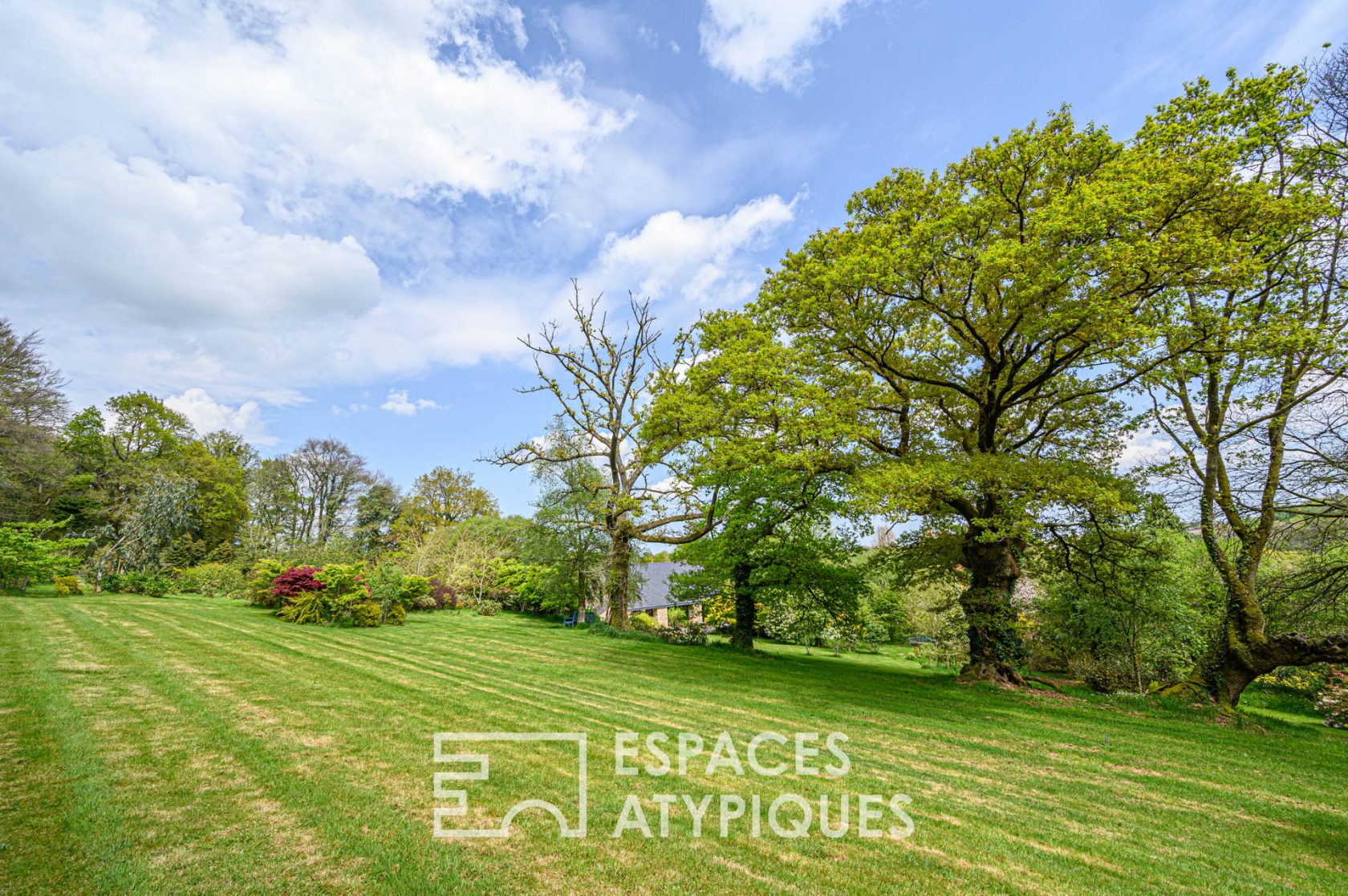 Loft house at the heart of a botanical park with outbuildings