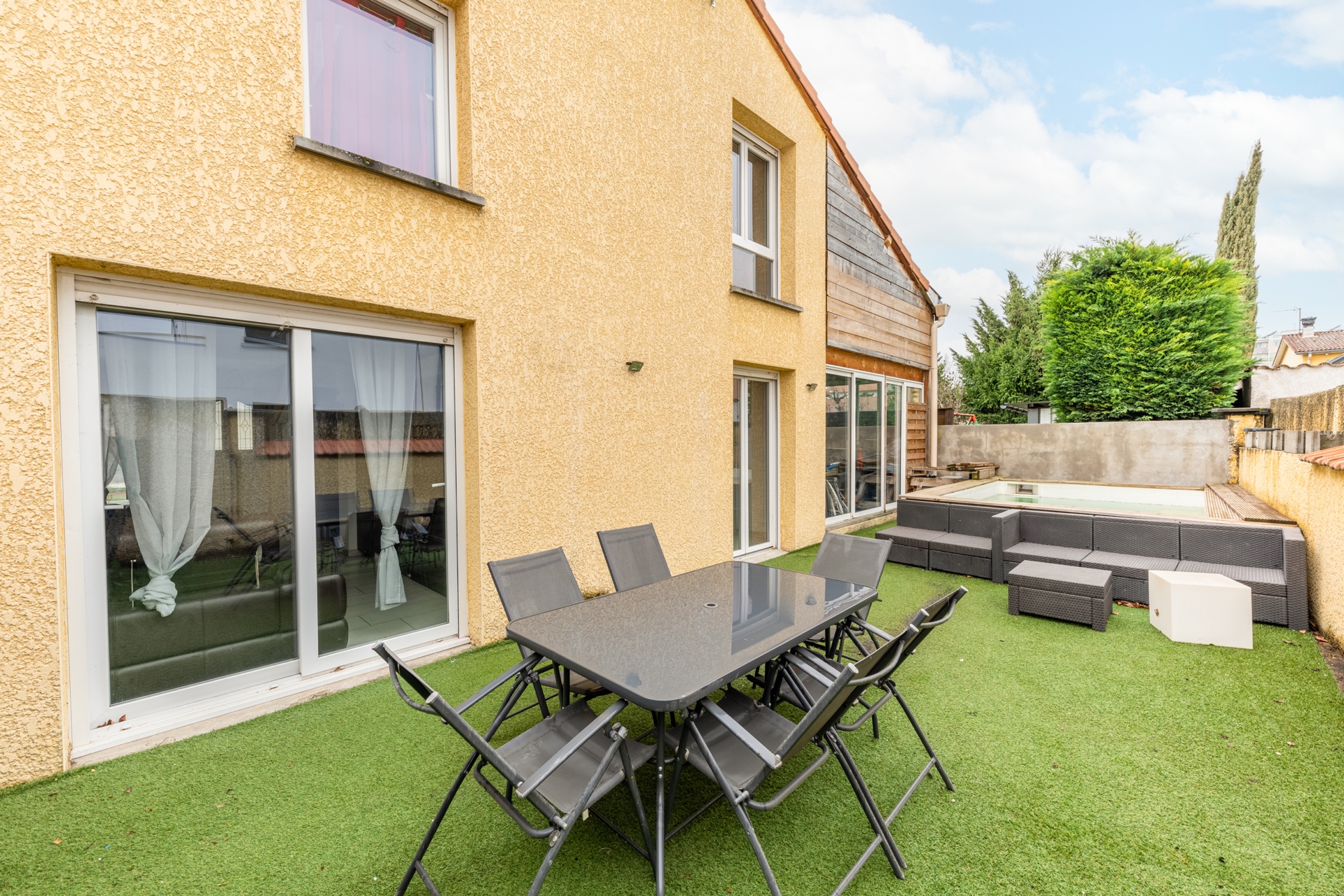 House with terrace and swimming pool