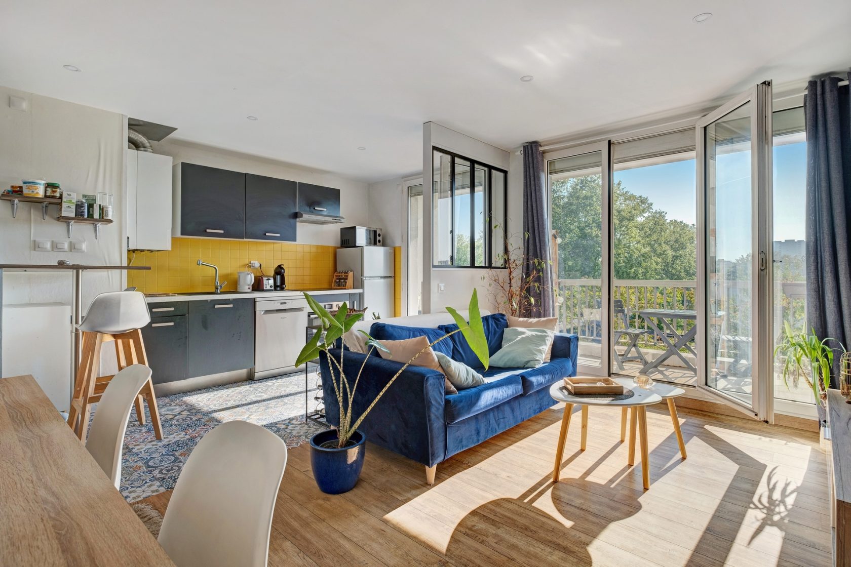 Appartement rénové avec balcon et vue dégagée