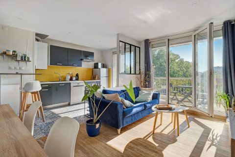 Appartement rénové avec balcon et vue dégagée