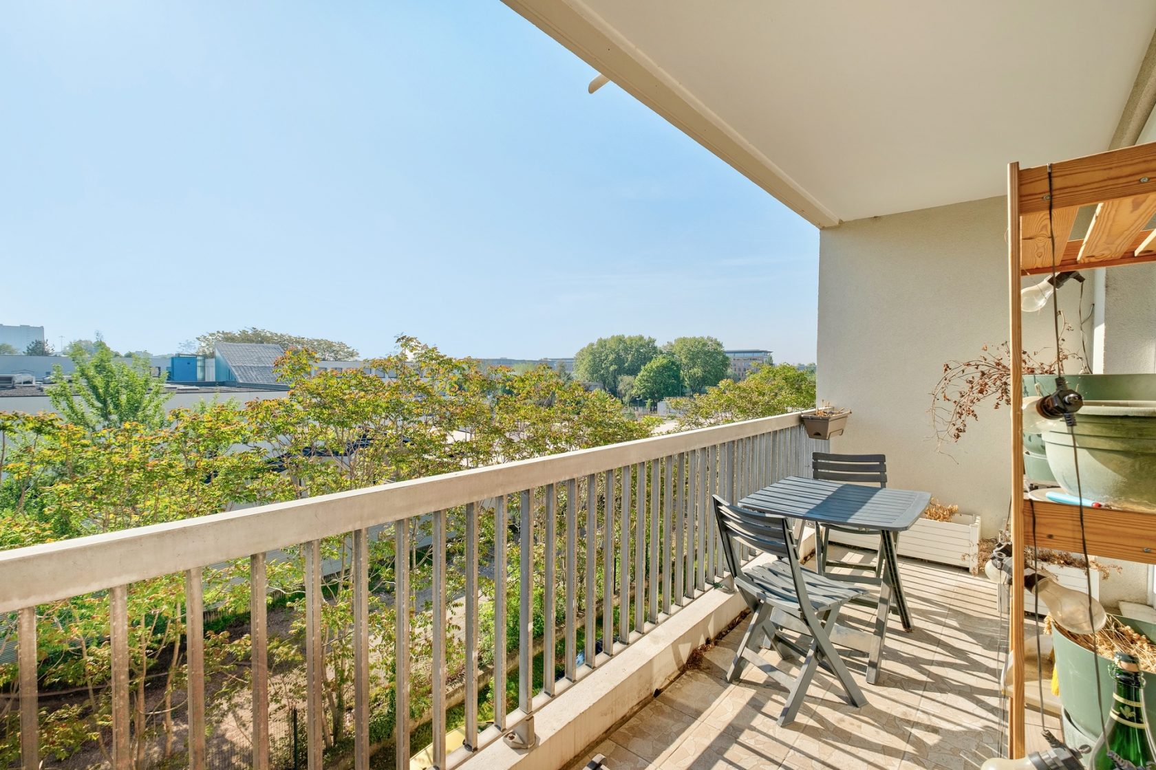 Appartement rénové avec balcon et vue dégagée
