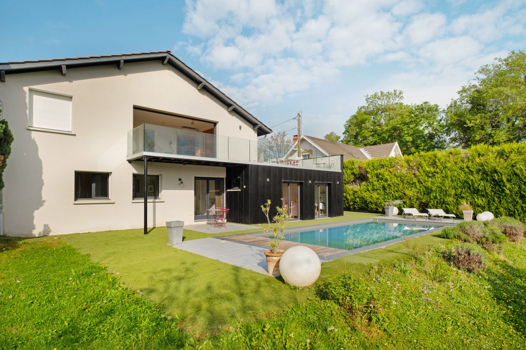 Maison rénovée par architecte avec vue et piscine