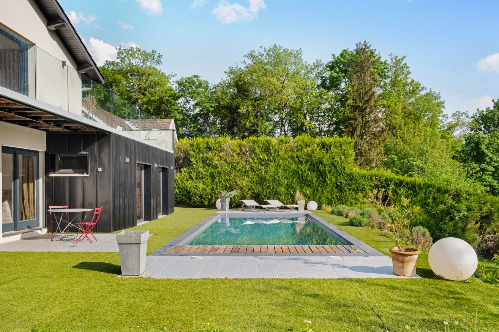 Maison rénovée par architecte avec vue et piscine