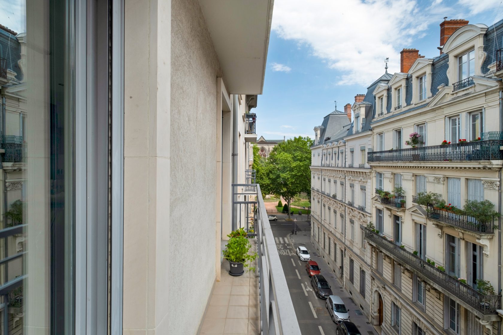 Contemporary apartment near Place Puvis de Chavanne
