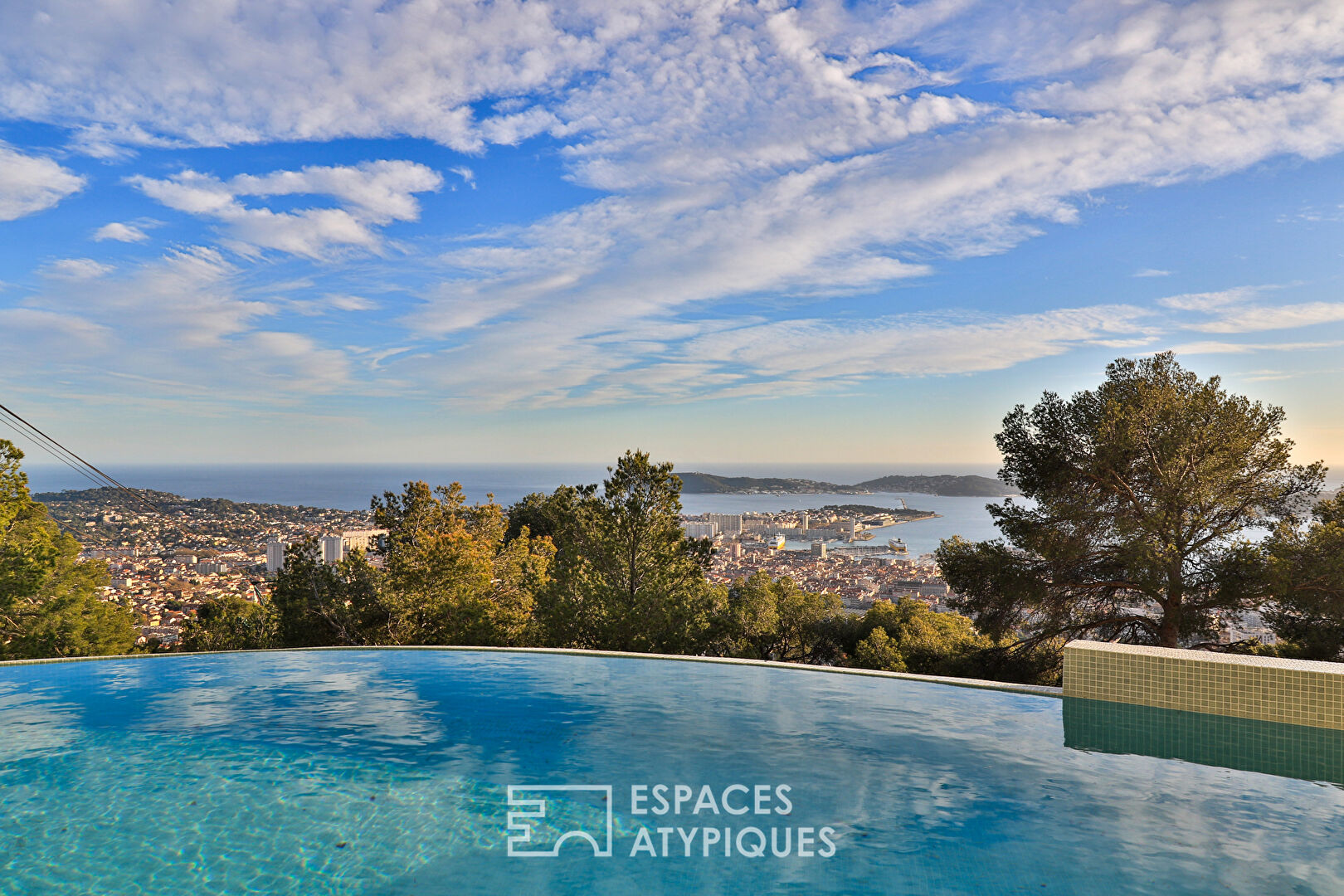 Architect-designed house in suspension with panoramic sea view