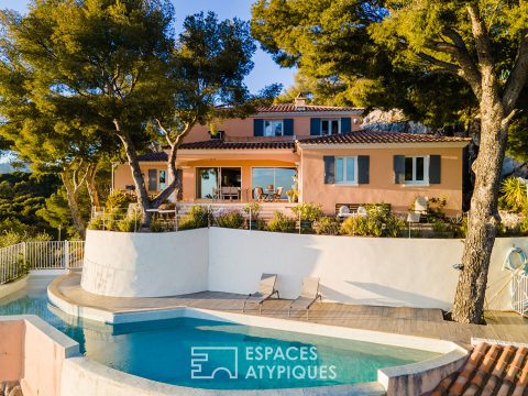 Architect-designed house in suspension with panoramic sea view