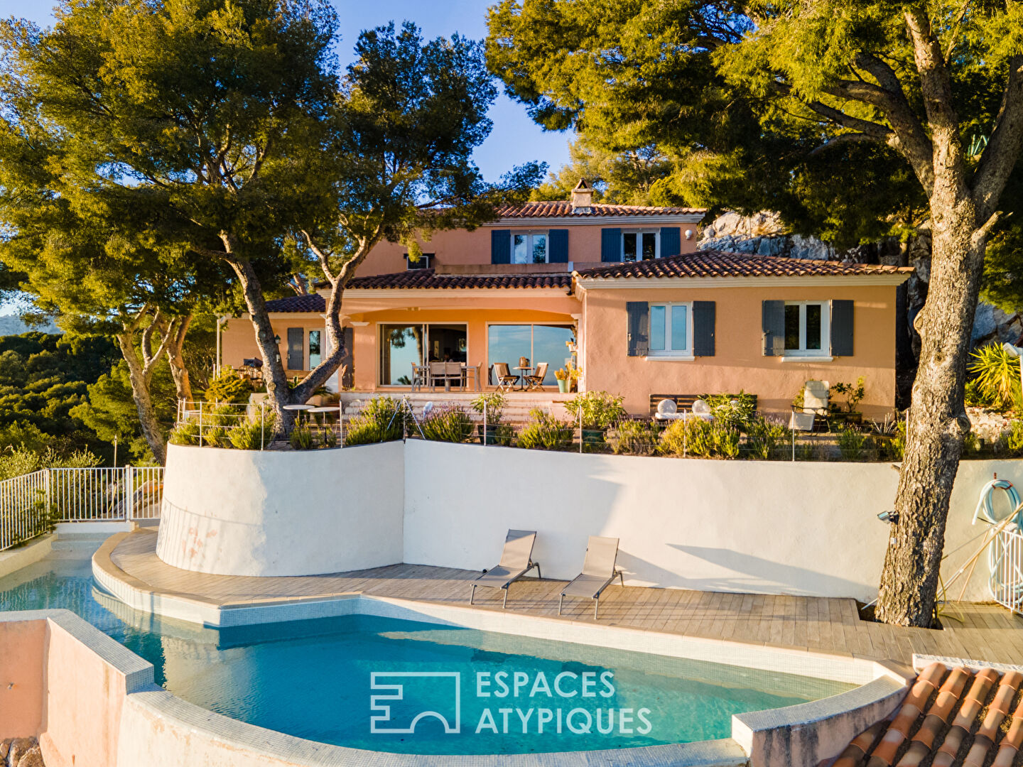 Architect-designed house in suspension with panoramic sea view