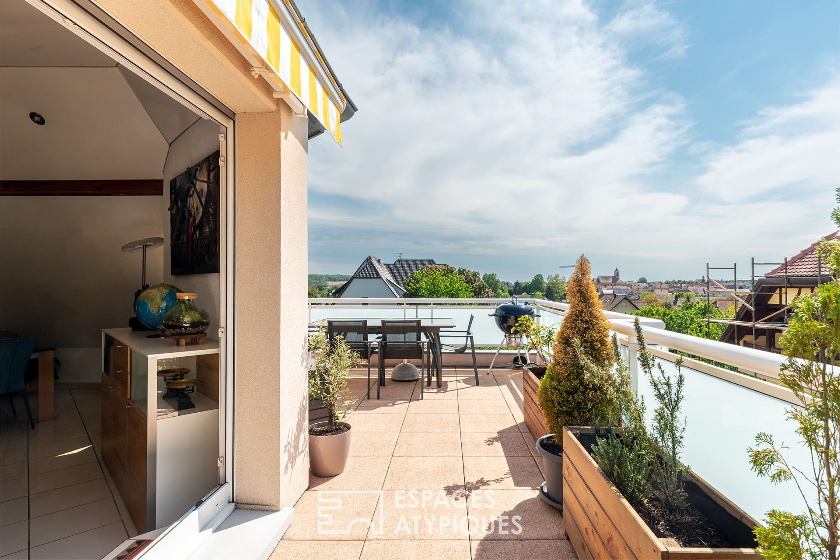 Atypical top floor and its terrace