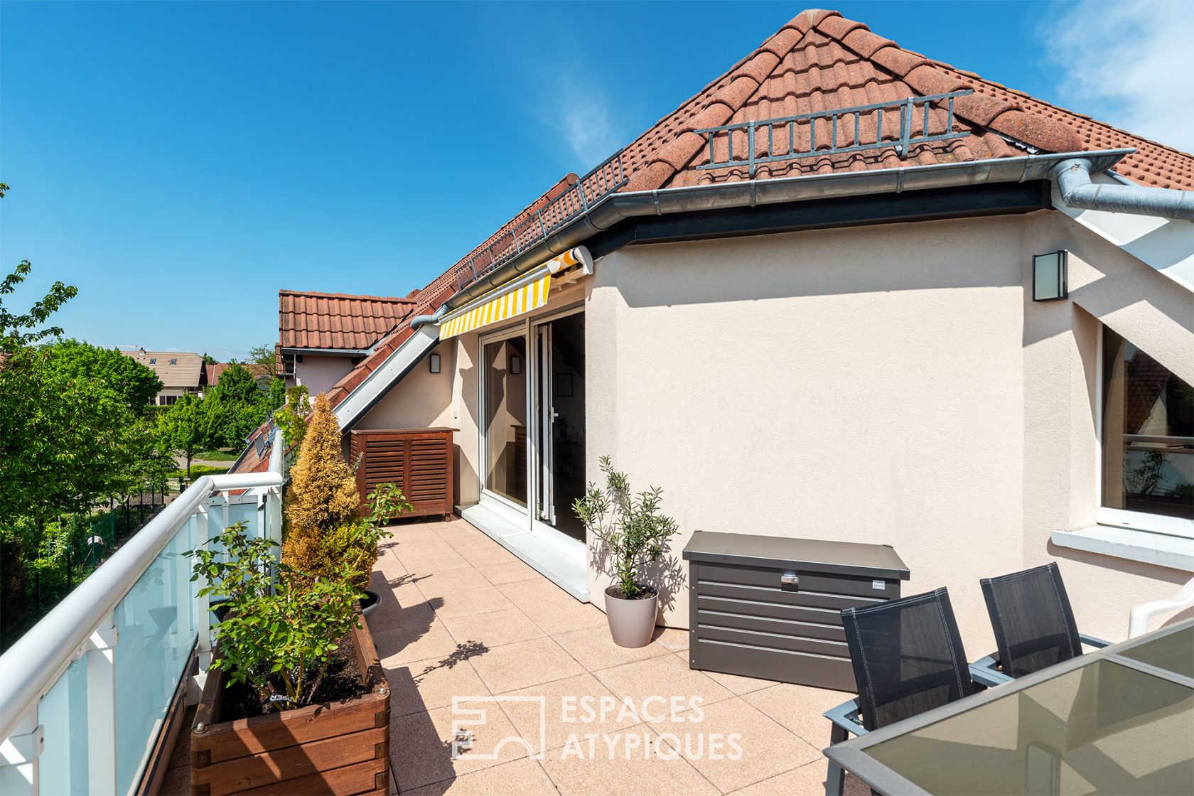 Atypical top floor and its terrace