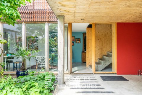 Maison d’architecte avec son atelier et son patio