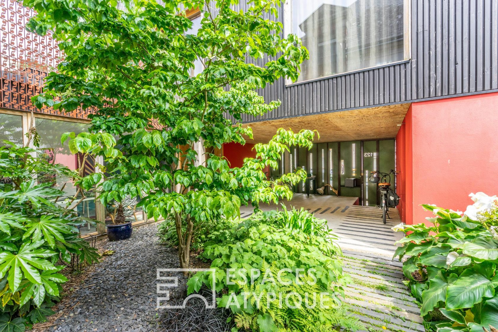 Maison d’architecte avec son atelier et son patio