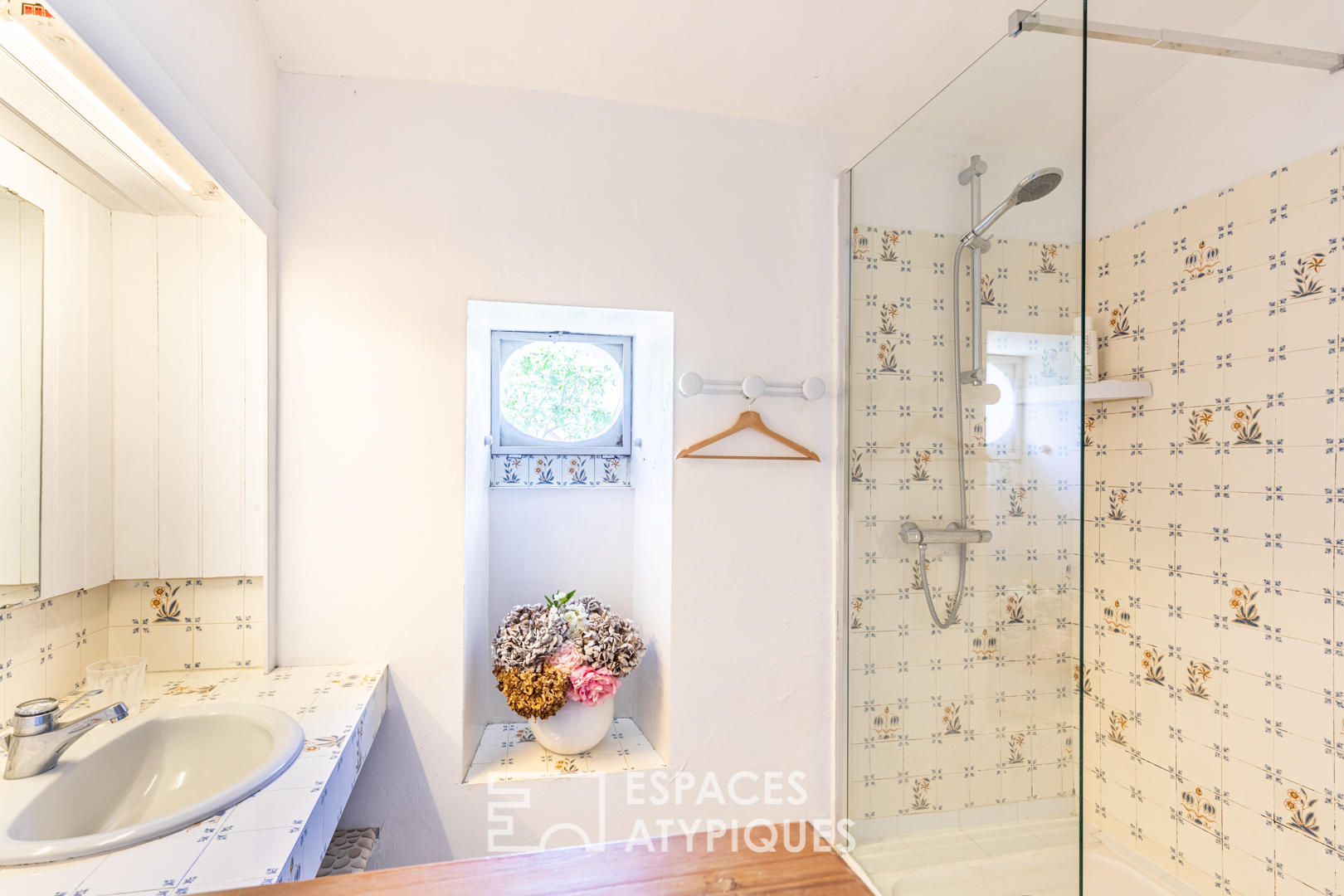 Bucolic Charentaise and its romantic garden