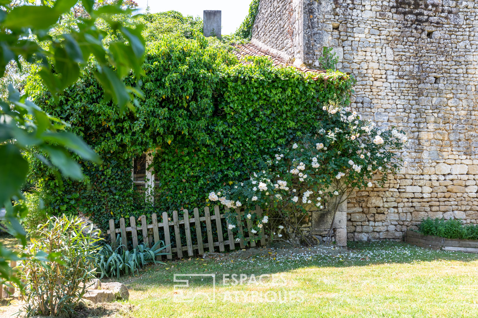 Bucolic Charentaise and its romantic garden