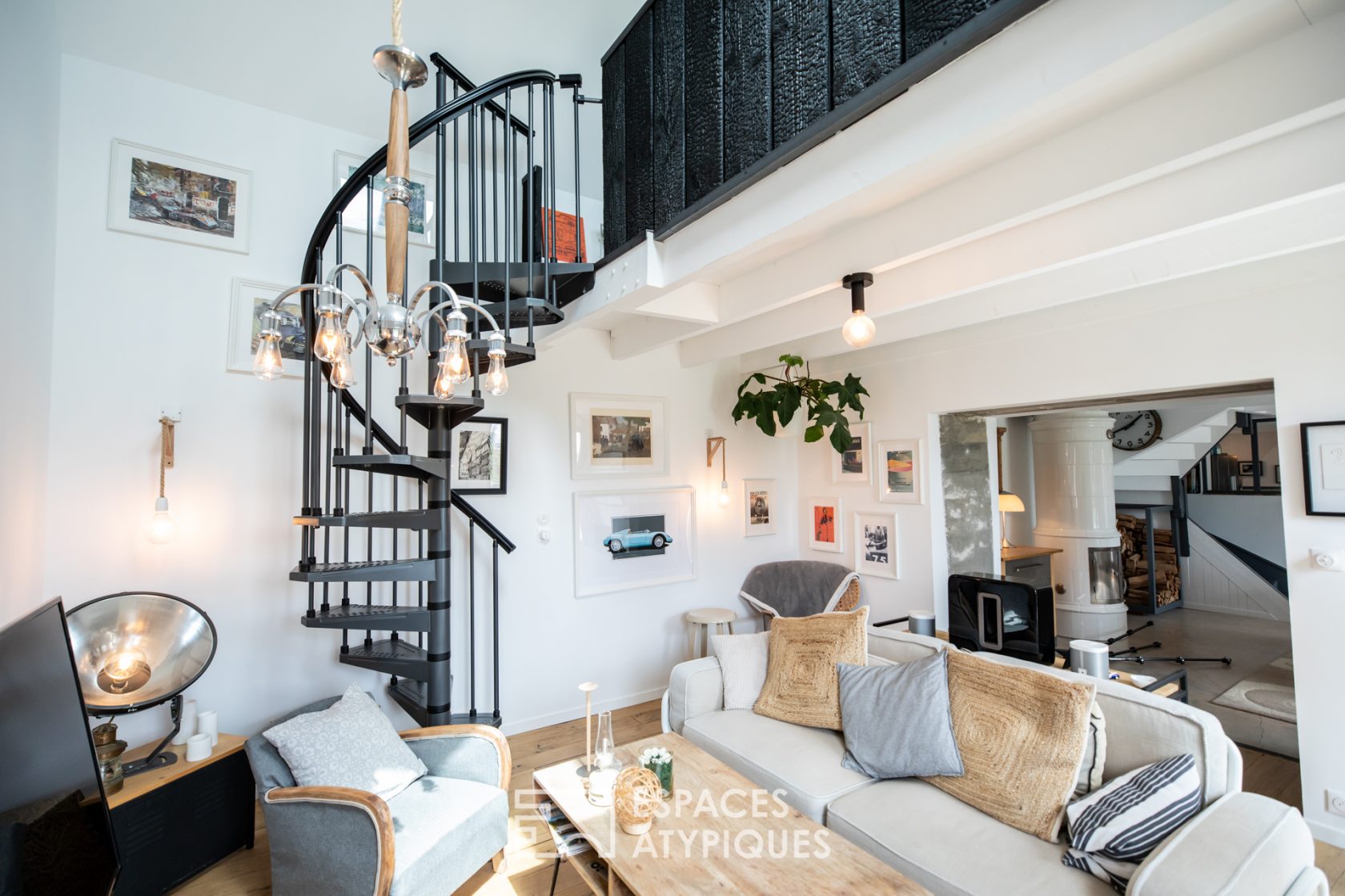 Mansion with subtle retro-chic decoration