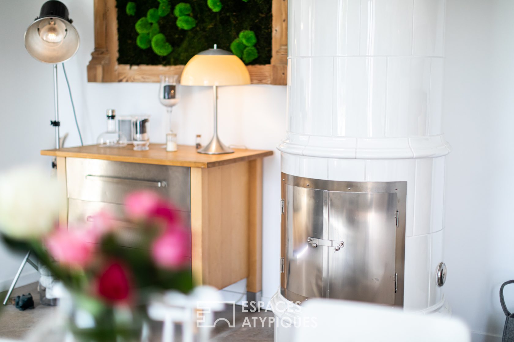 Mansion with subtle retro-chic decoration