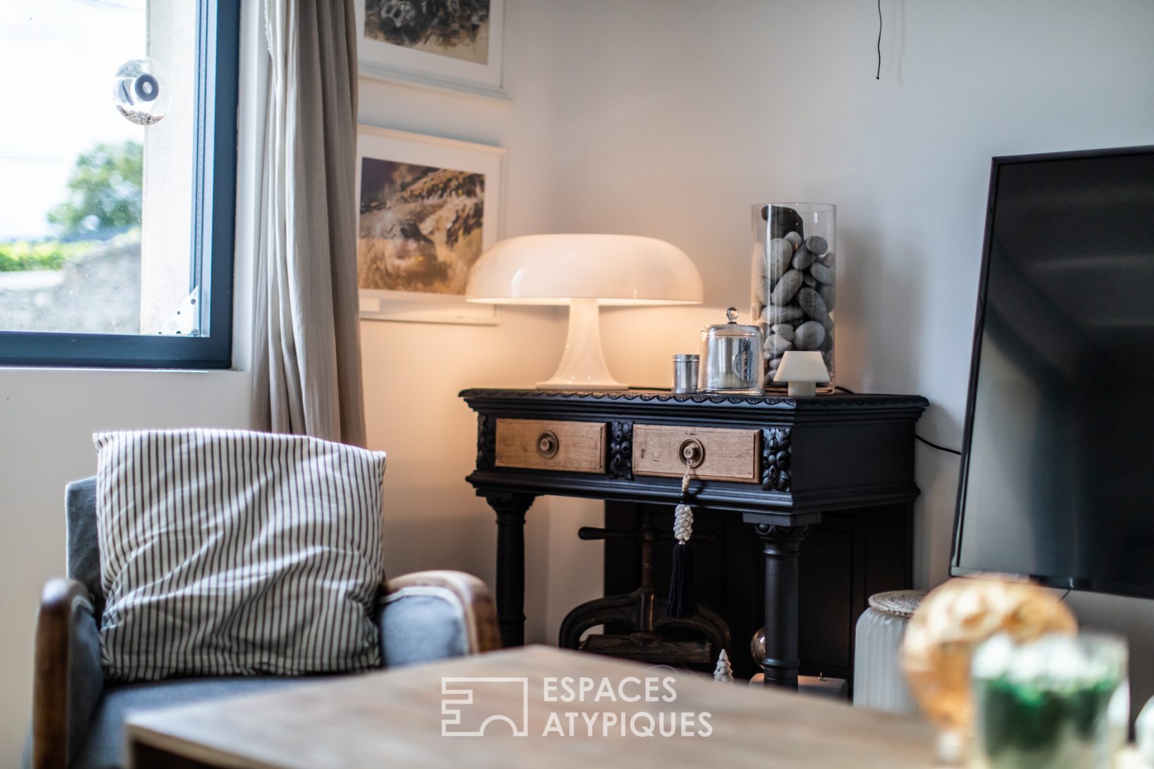 Mansion with subtle retro-chic decoration