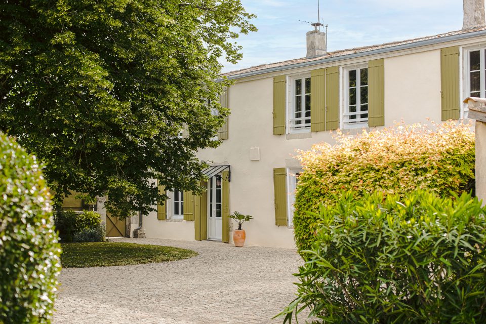 a Rochelle-Espaces-Atypiques-Ancienne-Ecole-Chretienne-En-Coeur-De-Bourg-Maison-A-Vendre