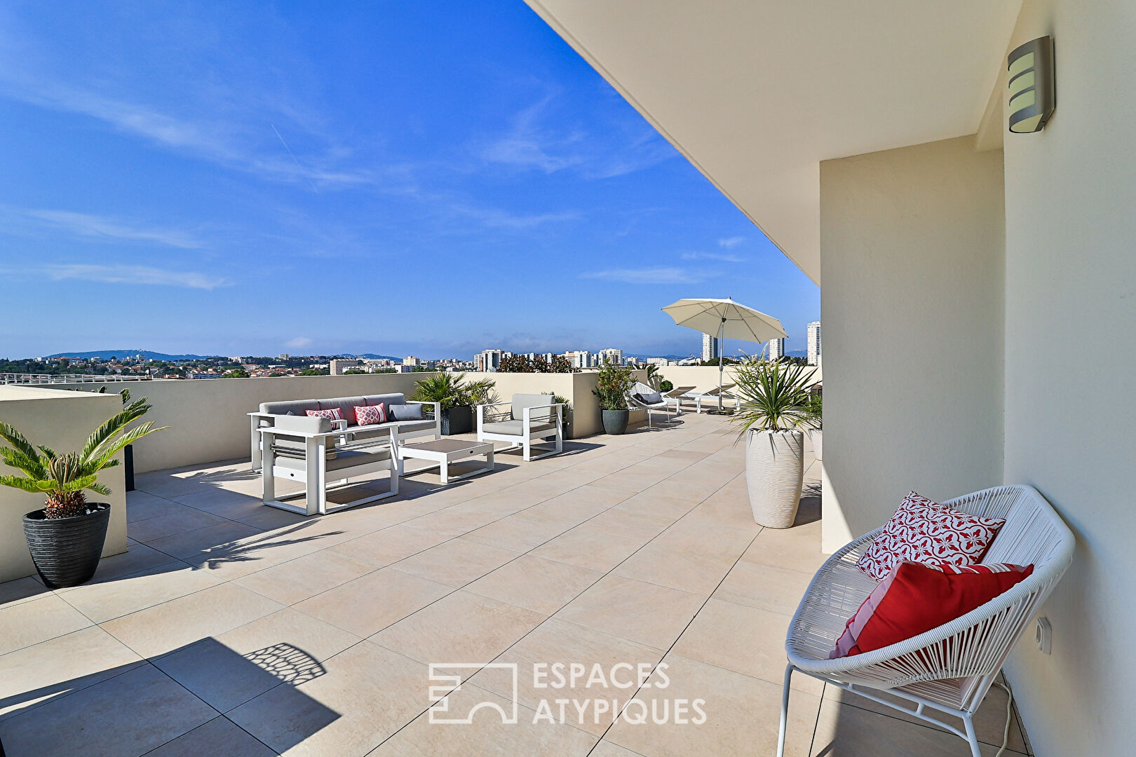 Superbe appartement en attique et sa terrasse grand volume