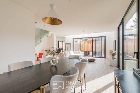Maison à l’architecture contemporaine avec piscine et garage