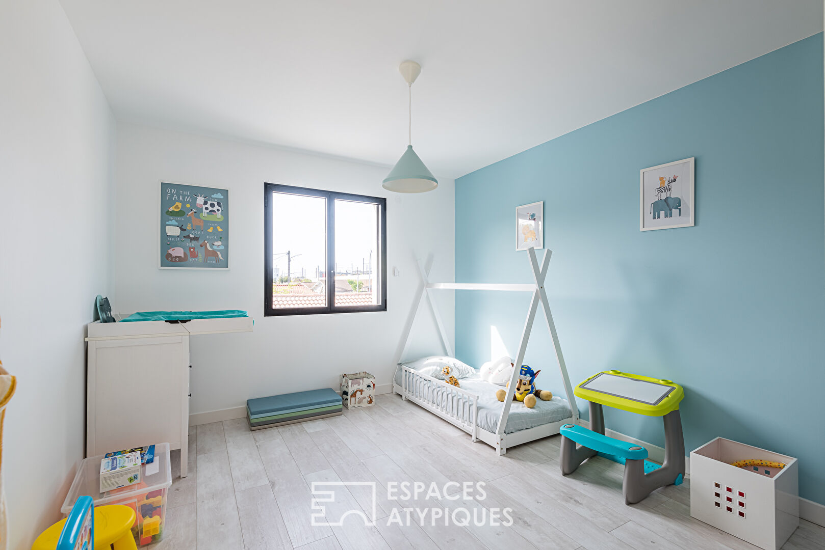 Maison à l’architecture contemporaine avec piscine et garage