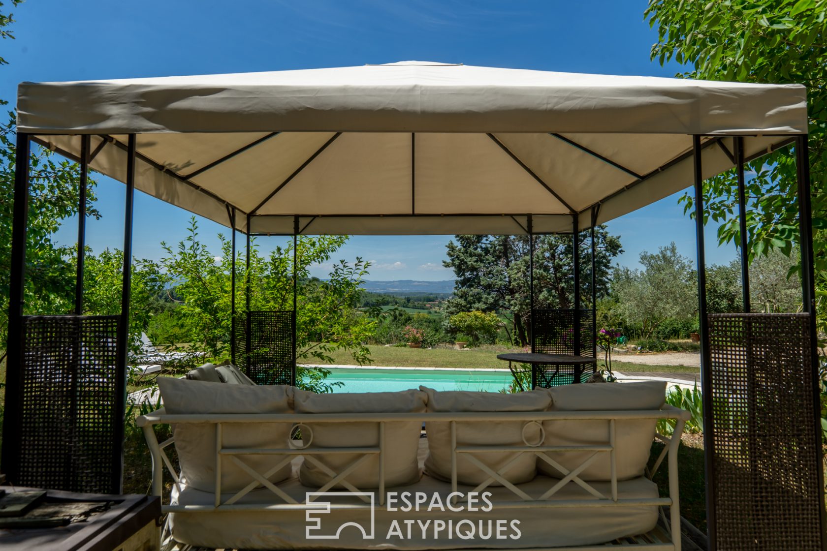 Renovated house, in a quiet area with a nice view, without any nuisance: rare!