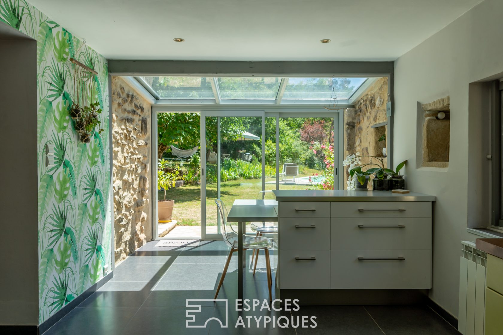 Renovated house, in a quiet area with a nice view, without any nuisance: rare!