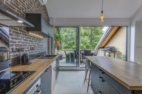 Appartement contemporain avec terrasse dans un ancien corps de ferme