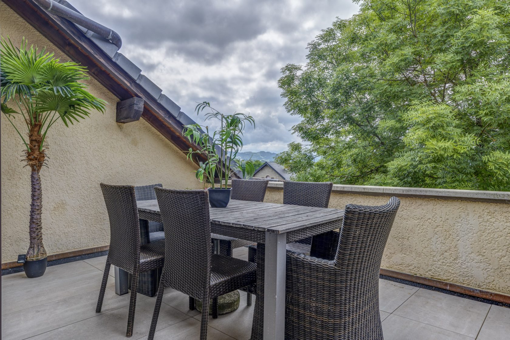 Appartement contemporain avec terrasse dans un ancien corps de ferme