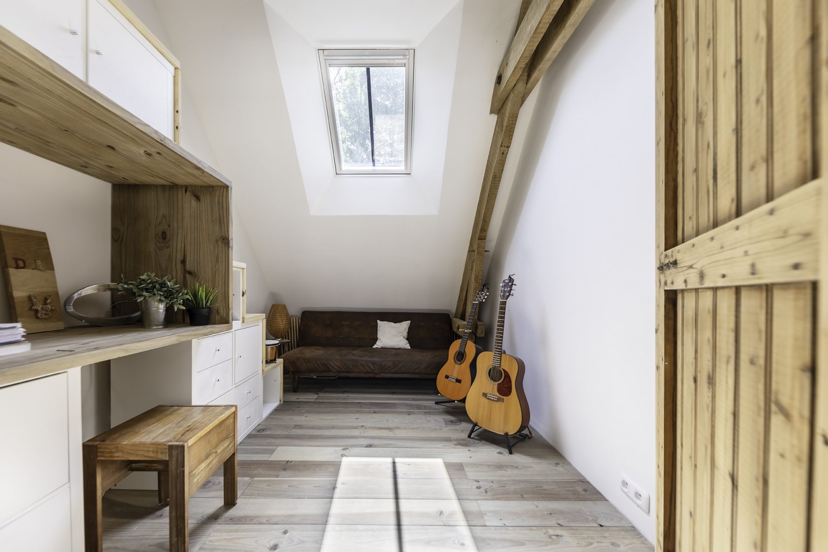 Former tack room converted into a dwelling and its three horse boxes.