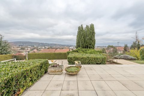 Maison de plain-pied avec vue et piscine