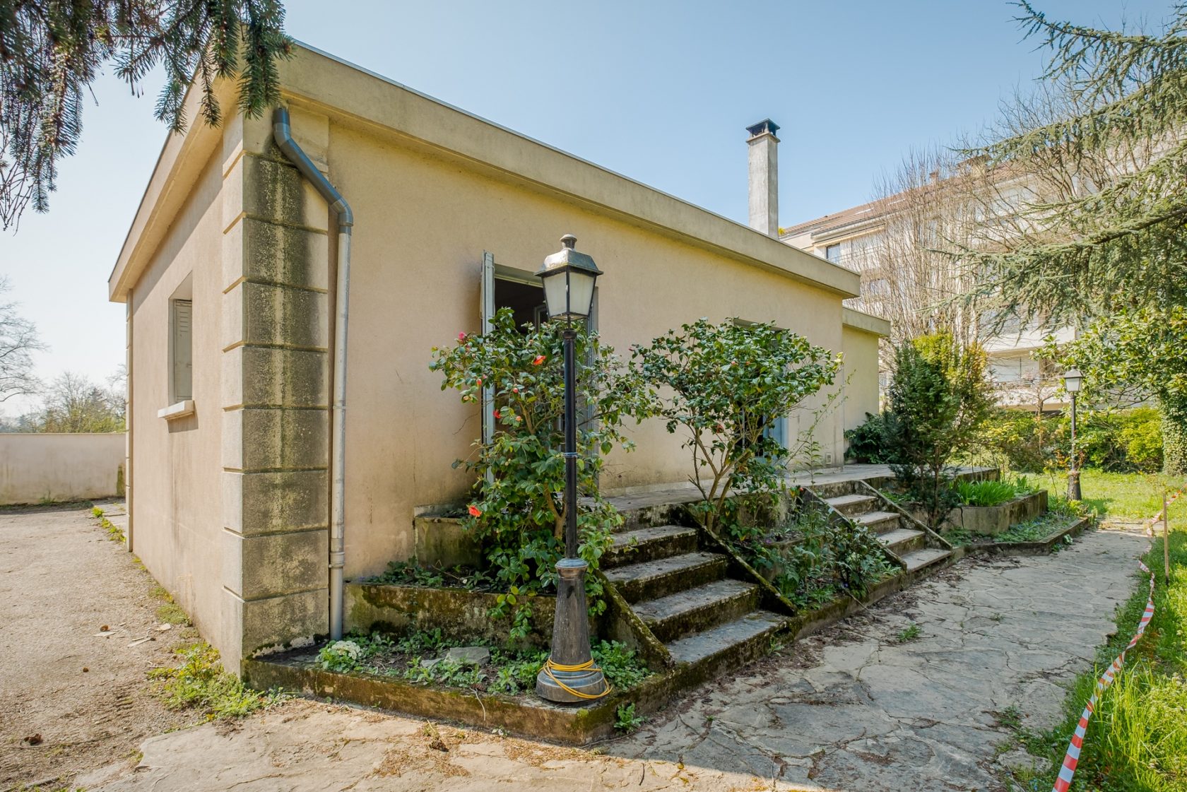 Old house with garden to renovate