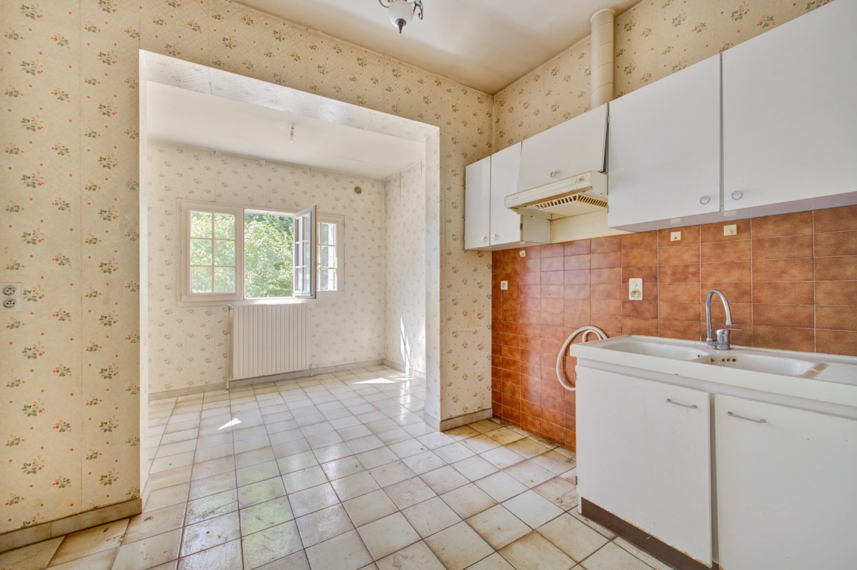 Old house with garden to renovate