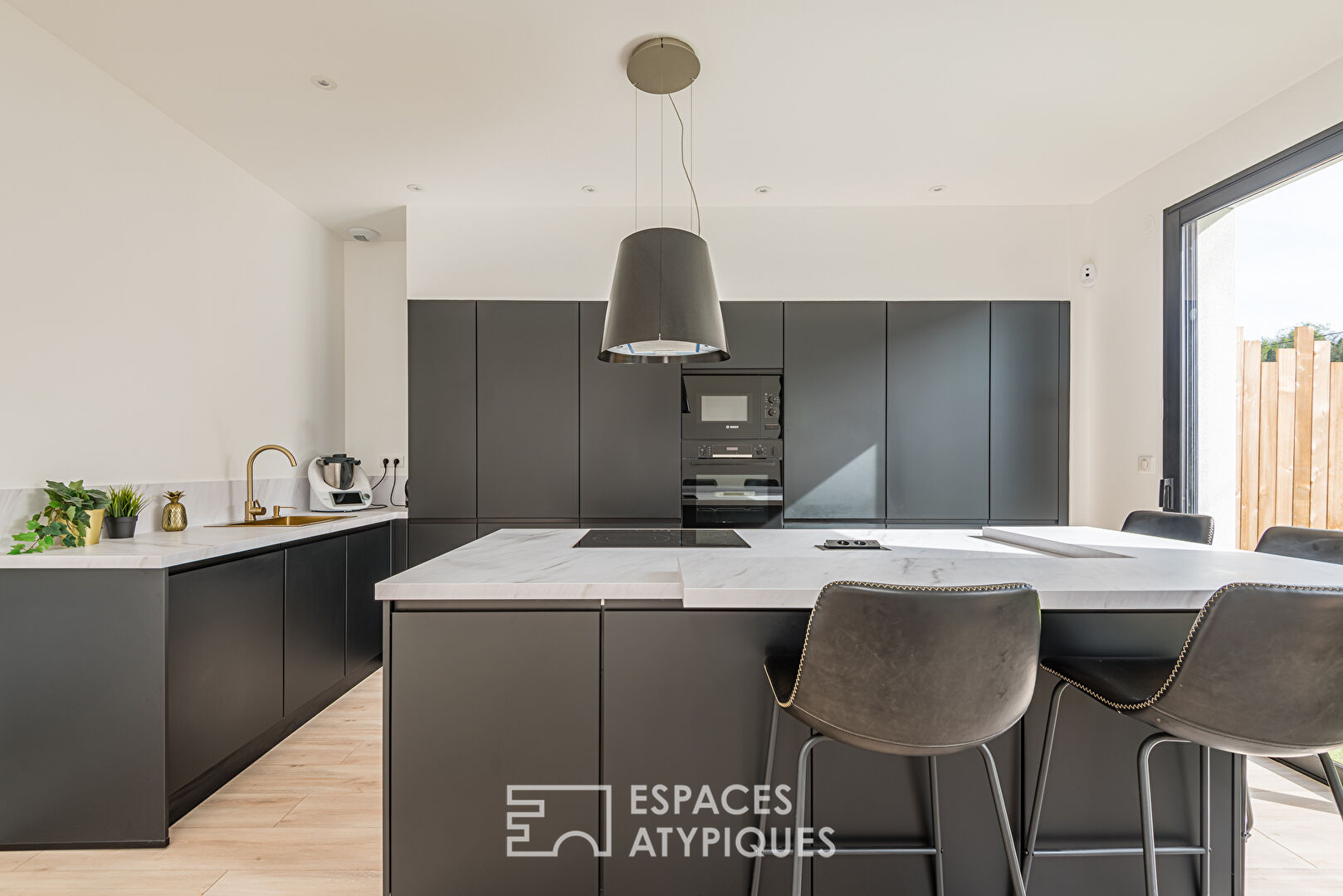 Maison à l’architecture contemporaine avec piscine et garage