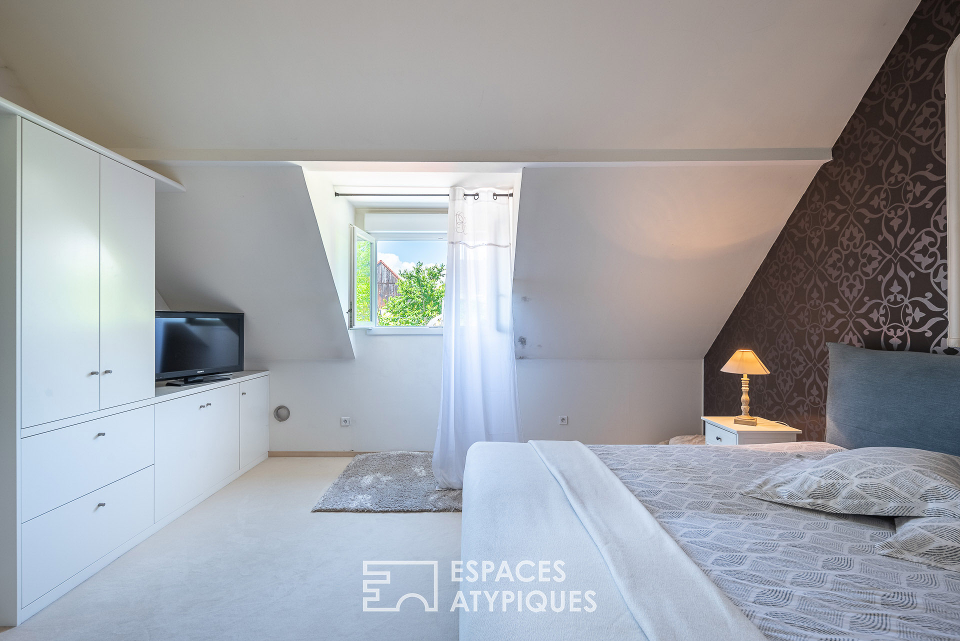 Grange réinventée et sa piscine