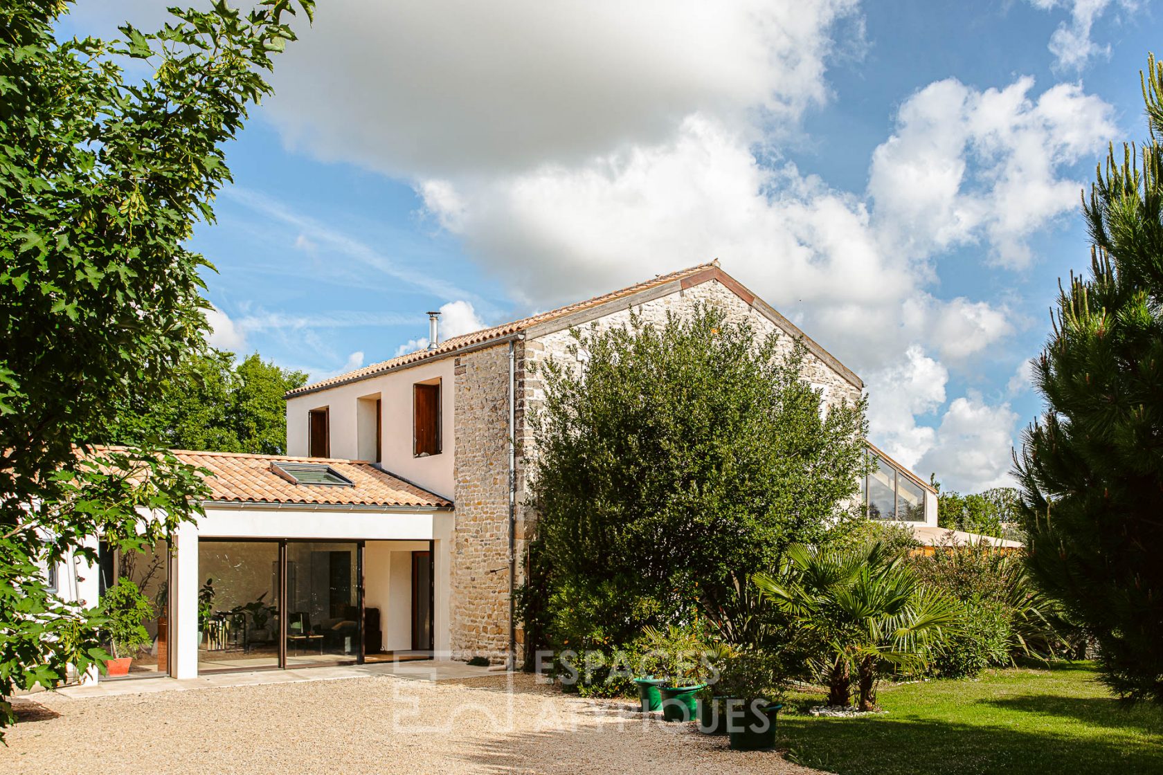 Ancienne grange au jardin paysagé
