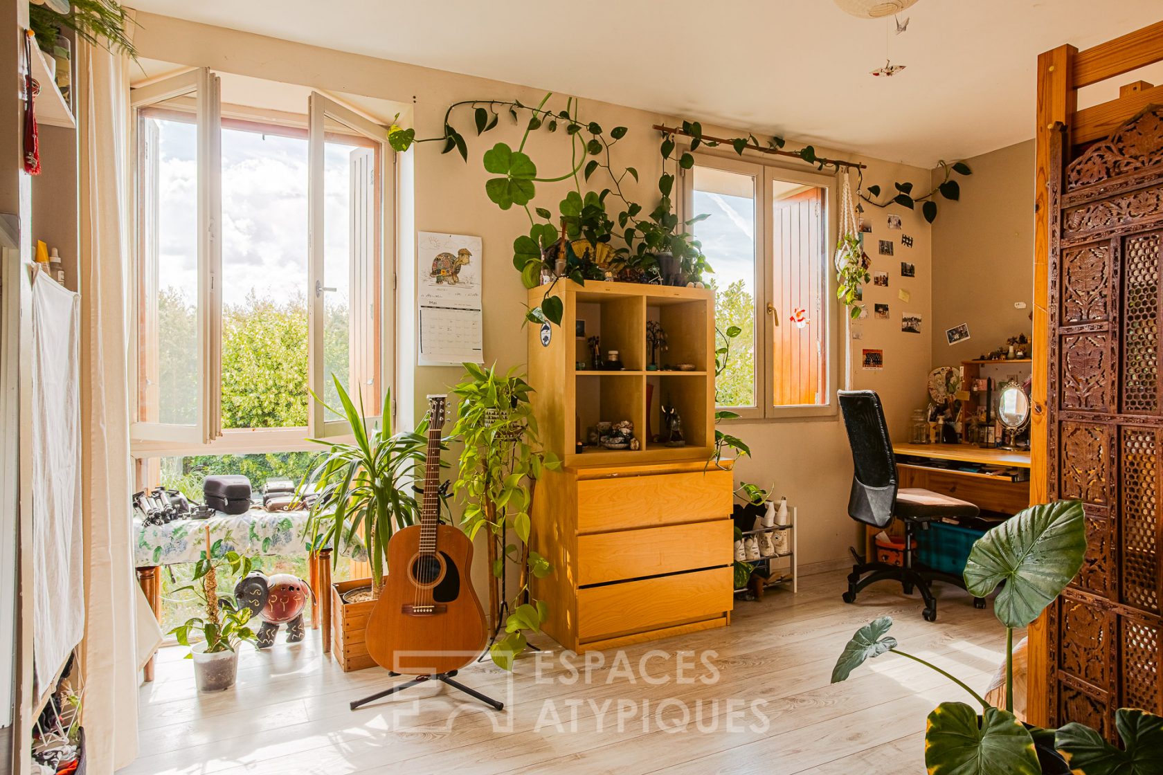 Ancienne grange au jardin paysagé
