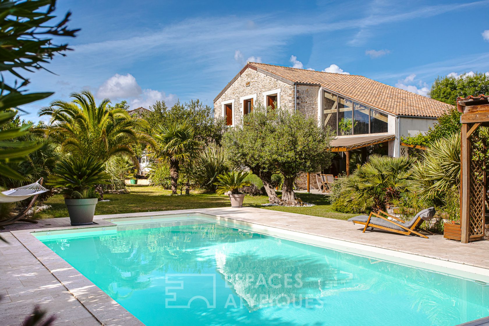 Ancienne grange au jardin paysagé