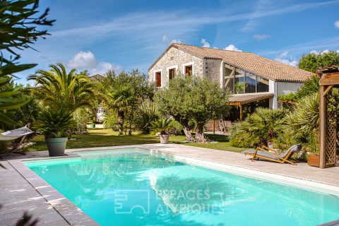 Ancienne grange au jardin paysagé