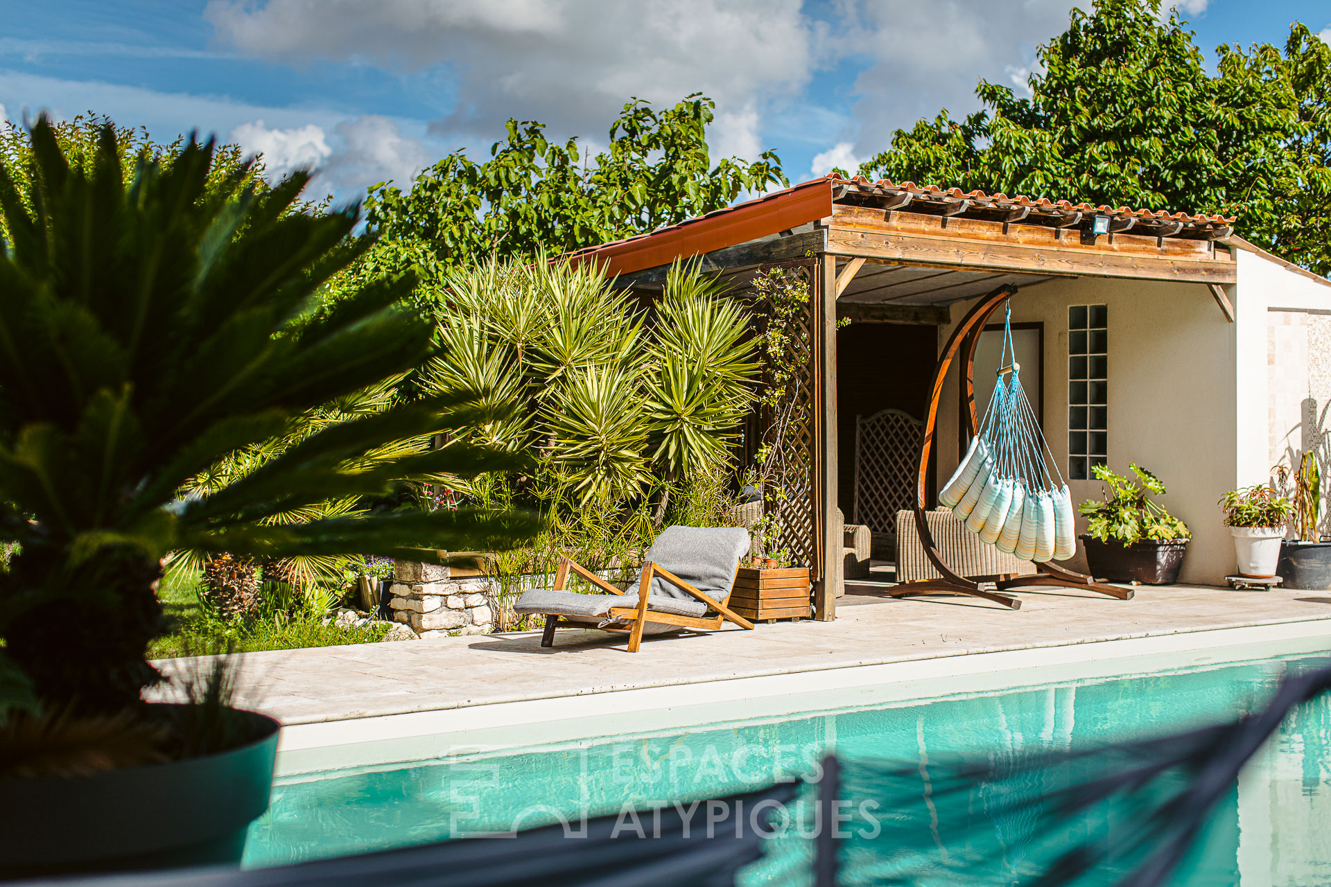 Ancienne grange au jardin paysagé