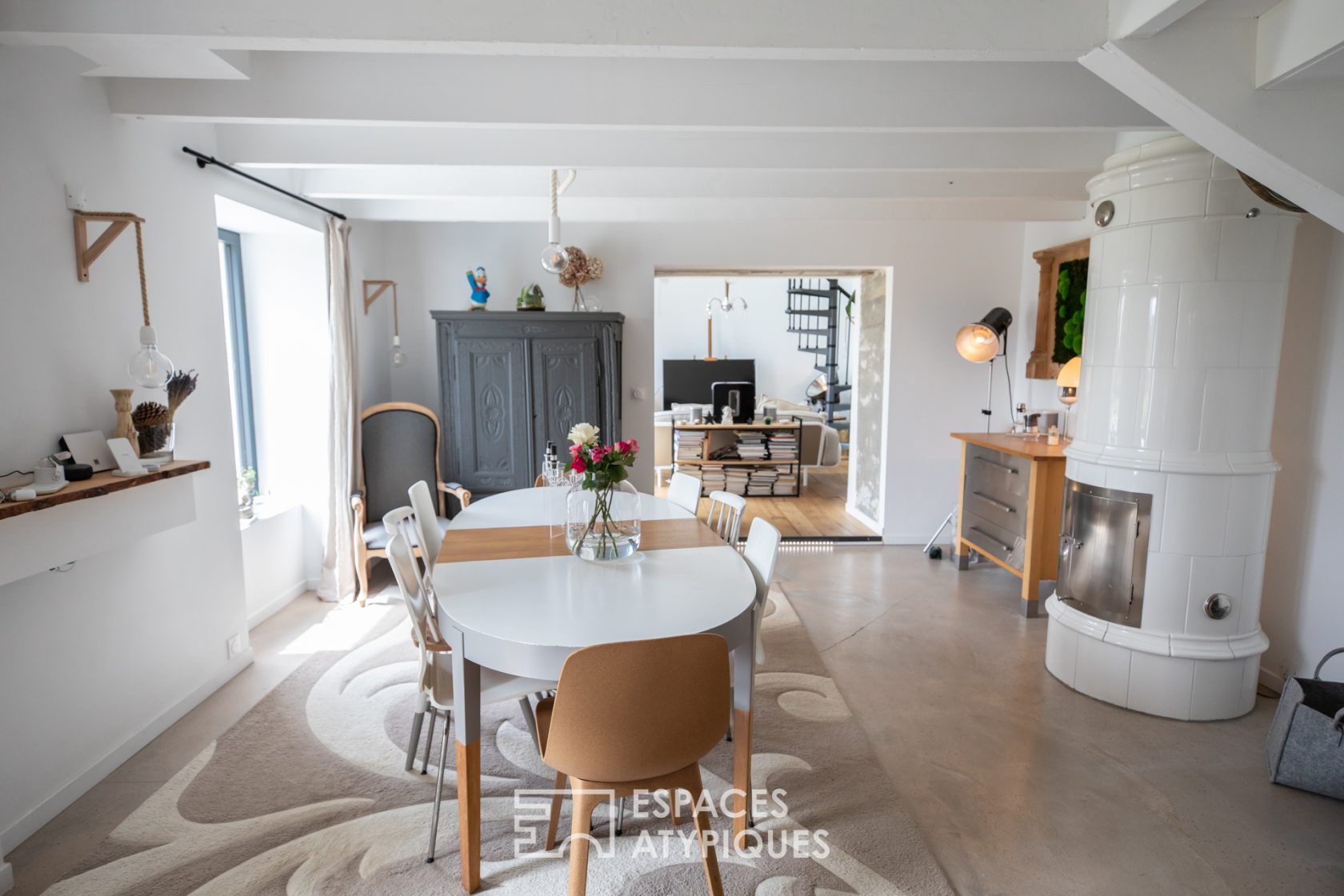 Mansion with subtle retro-chic decoration