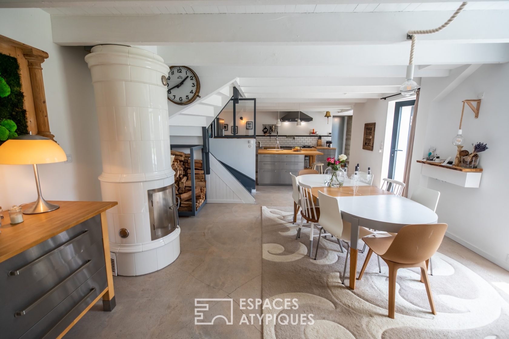 Mansion with subtle retro-chic decoration