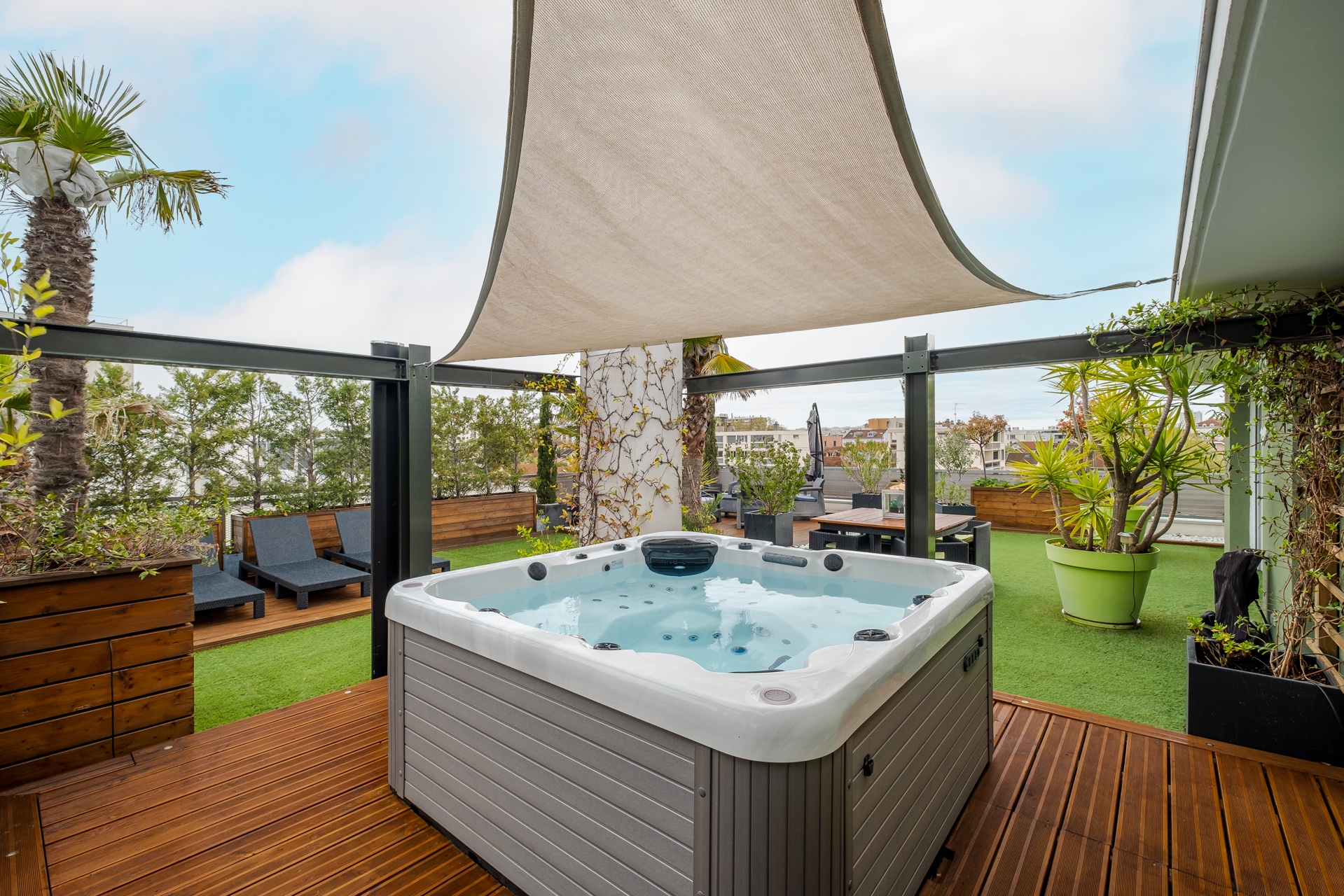 Toit terrasse avec jacuzzi