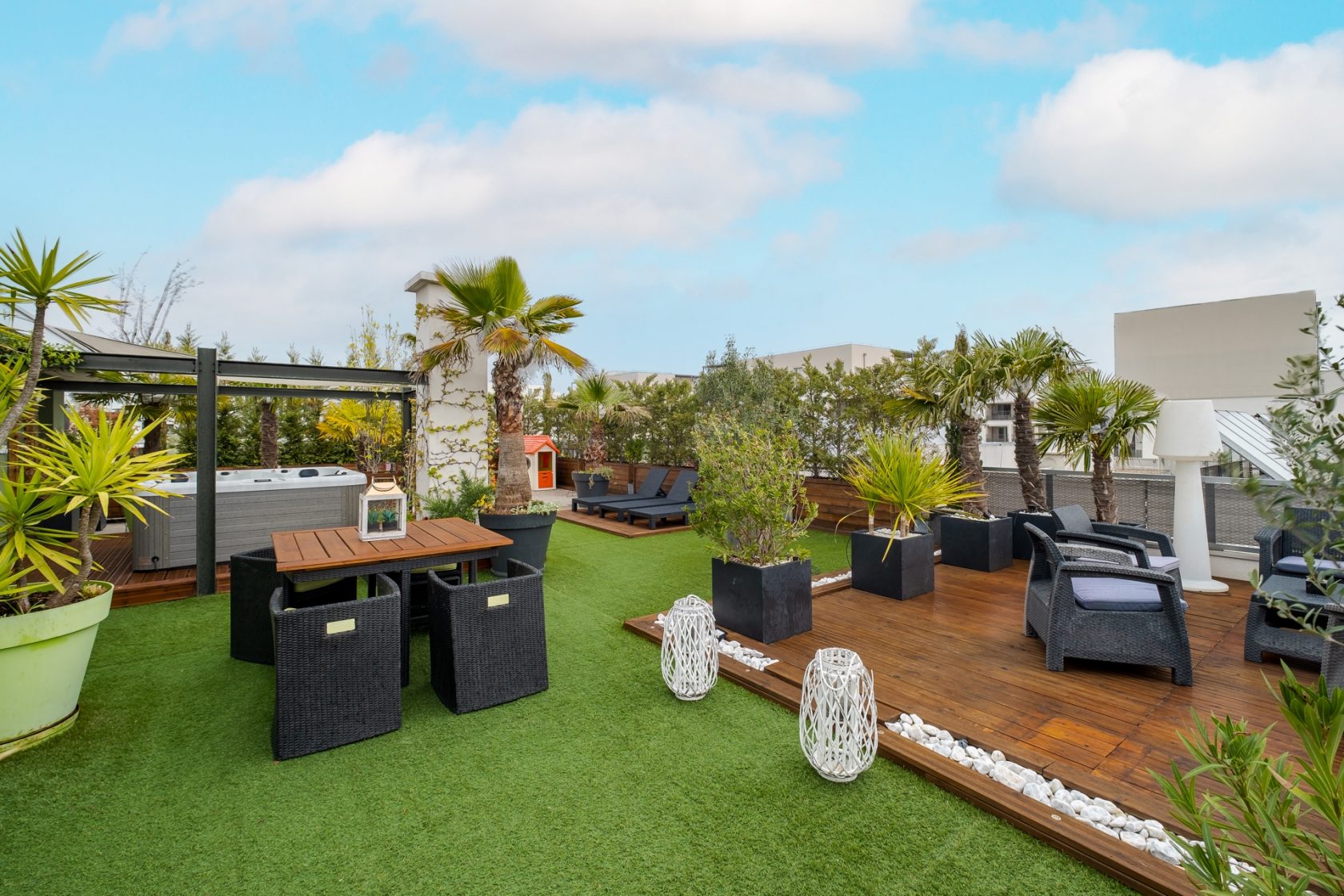Toit terrasse avec jacuzzi