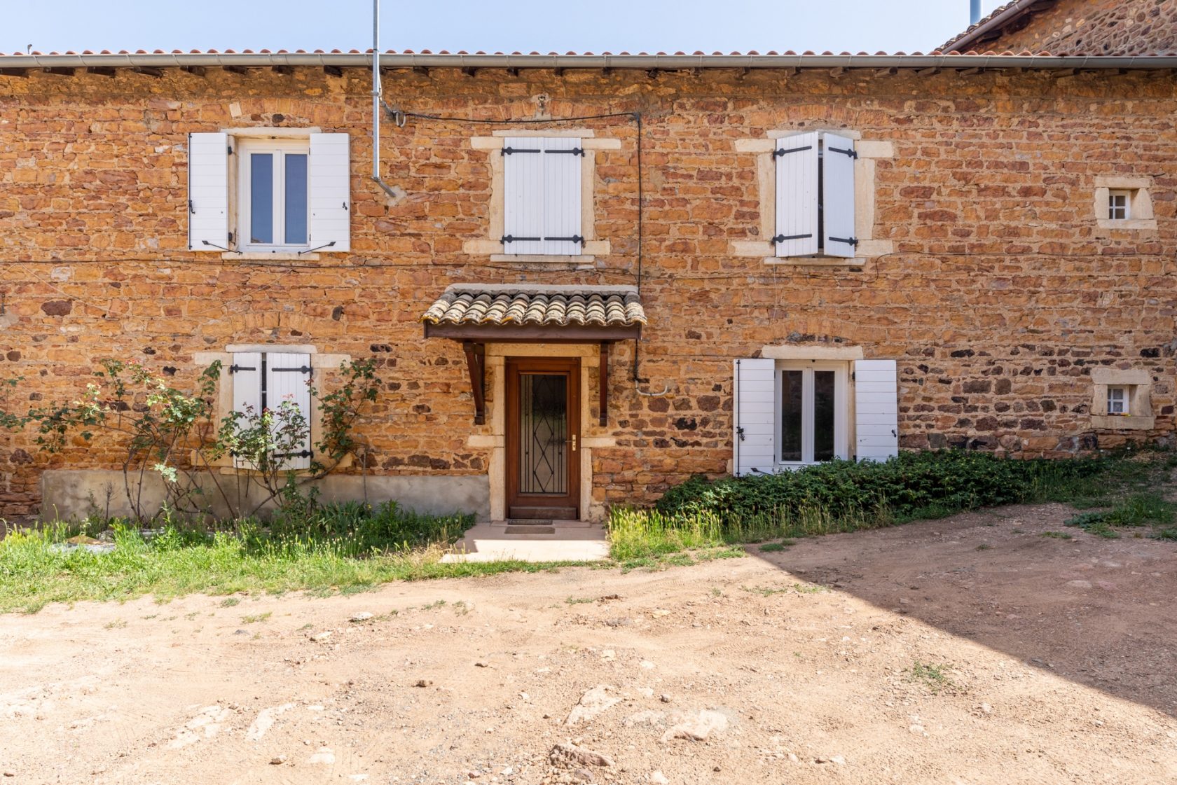 House in golden stones to renovate in a green setting
