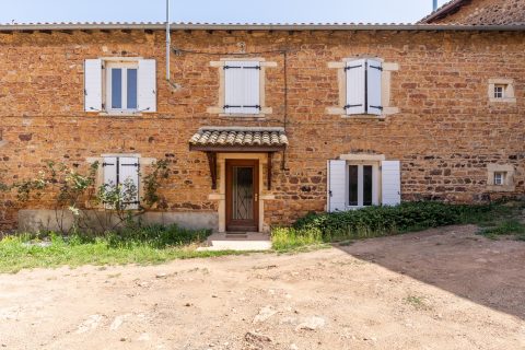 House in golden stones to renovate in a green setting