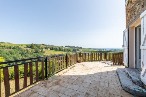 Maison en pierres dorées à rénover dans un cadre de verdure