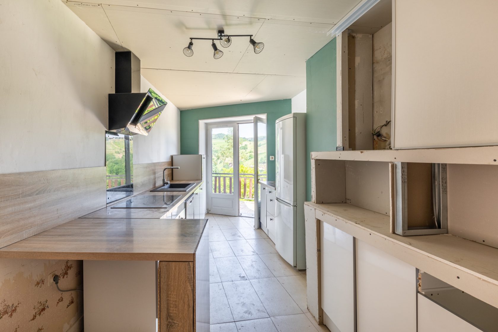 House in golden stones to renovate in a green setting