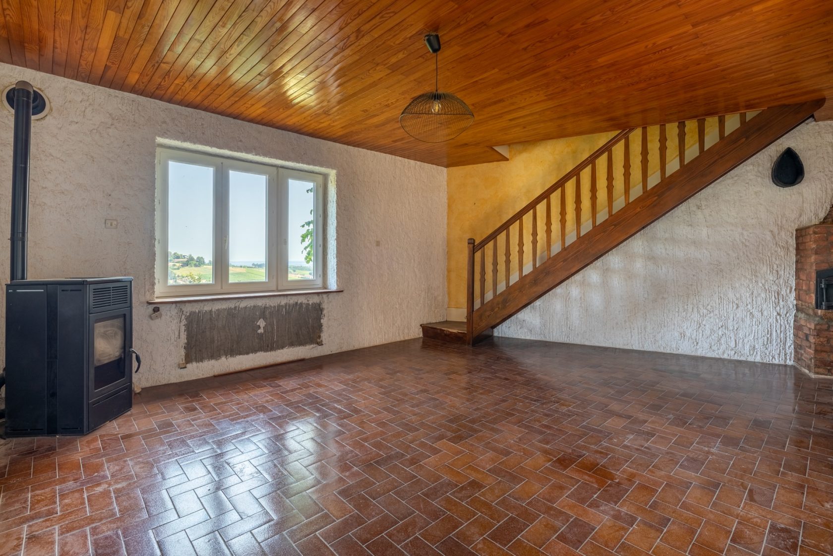 House in golden stones to renovate in a green setting