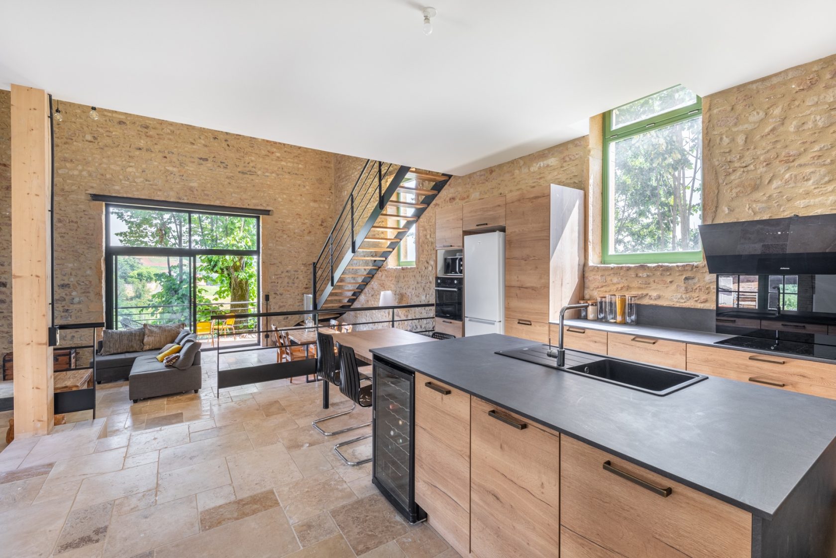Former renovated vat room in the heart of Beaujolais