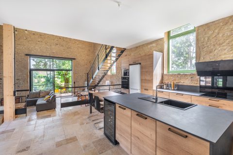 Former renovated vat room in the heart of Beaujolais